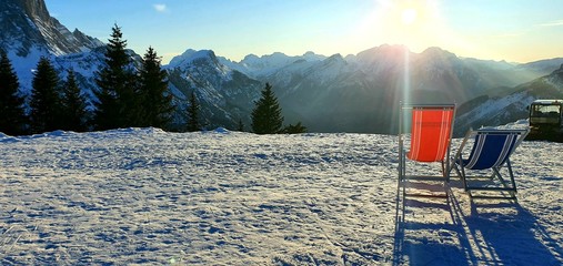 Piękne miejsce na relaks na narciarskim stoku z cudnym widokiem na góry Dolomity