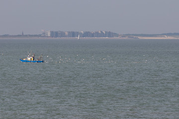 Fischerboot vor dem Hafen von Zeebr&uuml;gge