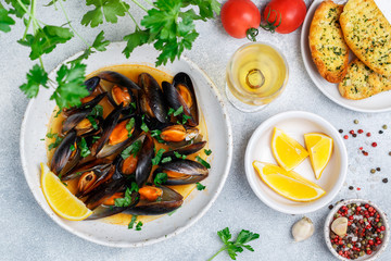 mussels in wine with garlic and parsley