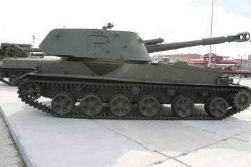 Fototapeta na wymiar old soviet tank