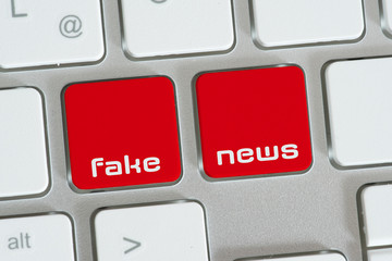 Ein Computer und Tasten für Fake News
