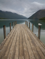 Panele Szklane  Zdjęcie krajobrazu molo nad jeziorem Rotoiti w Nowej Zelandii. Ten pomost znajduje się w Parku Narodowym Nelson Lakes i jest jednym z najczęściej umieszczanych na Instagramie miejsc w Nowej Zelandii