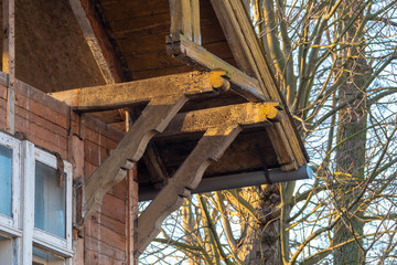 Obraz premium Overhaul of a wooden house. Old construction technology.