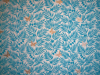 きれいな緑の草と金色の蝶の壁紙