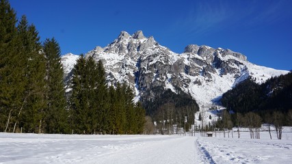 Fototapeta na wymiar Berge mit Schnee, Tennengebirge im Salzburger Land, Werfenweng