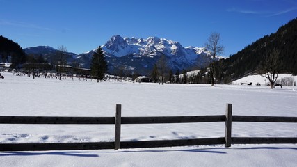 Schnee, Winterlandschaft mit Gebirge im Hintergrund - snow winter