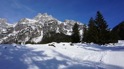 Fototapeta na wymiar Berge mit Schnee - Tennengebirge in Österreich