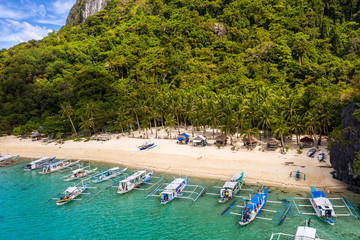 Obraz premium Top view of beautiful turquoise beach, with white sand. Best beaches of Philippines. Seven Commandos beach, Palawan