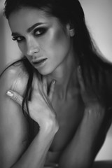 Naklejka premium Black white photo of a beautiful woman. 