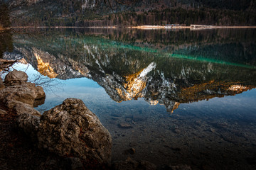 Spiegelung am Alpsee in Schwangau in den Allgäuer Alpen