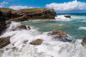 Fototapeta na wymiar Praia das Illas - Das Wasser kommt zurück - Große Wellen