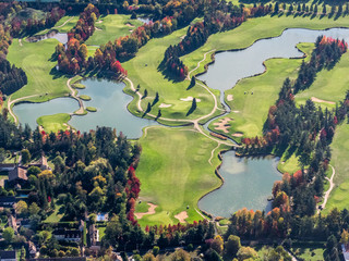 vue aérienne du golf de Nantilly à l'automne en France