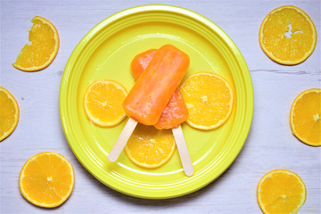Helados de naranja refrescantes, en dias calurosos