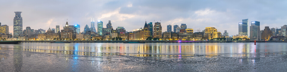 Obraz premium Panoramic view of the bund city in huangpu district, Shanghai