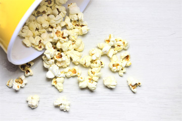Bol de palomitas tumbado, sobre una mesa