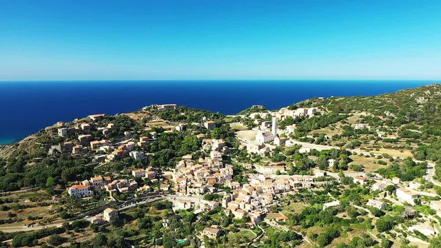 Le village de Corbara lors d'une belle journ&eacute;e ensoleill&eacute;e en Corse, en France