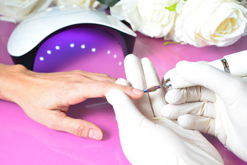 Maniküre Fingernagel mit Fräser und UV Licht