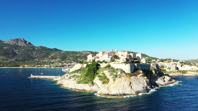 La citadelle de Calvi et une partie de la digue lors d'une belle journ&eacute;e ensoleill&eacute;e en Corse, en France