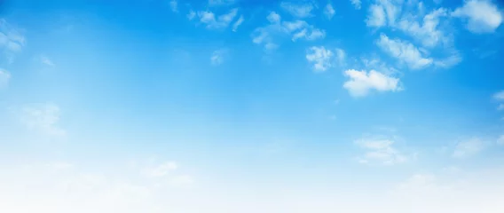 Foto op Plexiglas blauwe lucht met witte wolkenachtergrond © lovelyday12