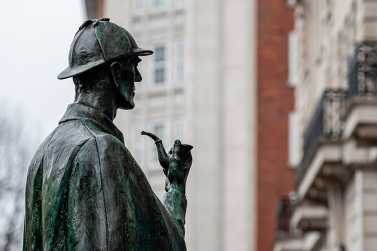 Sherlock Holmes statue outside Baker Street underground station