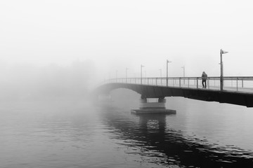 Brücke im Nebel