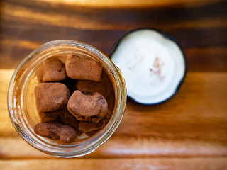 ビンにたくさんつまった生チョコ