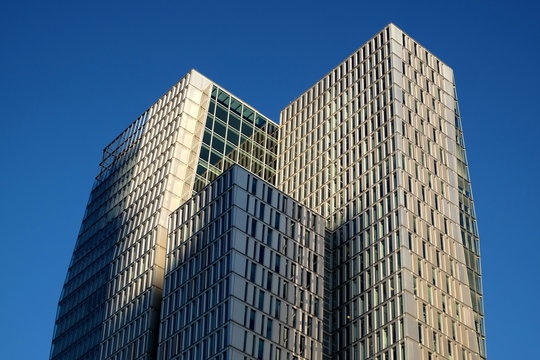 Jumeirah Hotel und Nextower vor blauem Himmel im Licht der Abendsonne im Palaisquartier am Thurn-und-Taxis-Platz in der City von Frankfurt am Main in Hessen am 16.01.2020