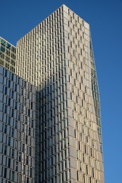 Nextower und JW Marriott Hotel vor blauem Himmel im Sonnenschein im Palaisquartier am Thurn-und-Taxis-Platz am 16.01.2020 in der City von Frankfurt am Main in Hessen