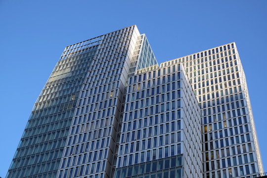 Nextower und JW Marriott Hotel vor blauem Himmel in der Abendsonne im Palaisquartier am Thurn-und-Taxis-Platz in der Gro&szlig;en Eschweiler Stra&szlig;e am 16.01.2020 in der City von Frankfurt am Main in Hessen