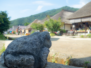 カエル越しに見る福島 大内宿の夏の景色
