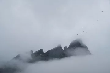 Ballstad ist ein typisches Fischerdorf auf den Lofoten, nördlich von Norwegen, Insel Vestvagoya. Launisches Wetter auf den Lofoten in Norwegen, Nebel, Spiegelung, Wolken © Jiri