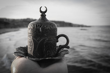 k&ouml;stliches t&uuml;rkisches Kaffee und im Hintergrund das Mer 