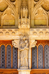Obraz premium Madonna statue on a cathedral