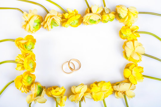 wedding rings with flowers