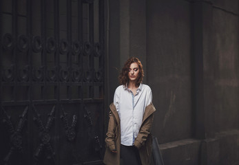 Obraz premium outdoors portrait young stylish woman in autumn coat