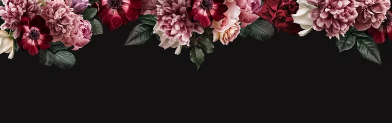 Blumenbanner, Kopfzeile mit Kopierbereich. Rosa Pfingstrose, weiße Rosen, rote Anemone, lila Tulpe einzeln auf dunklem Hintergrund. Natürliche Blumentapete oder Grußkarte. © RinaM