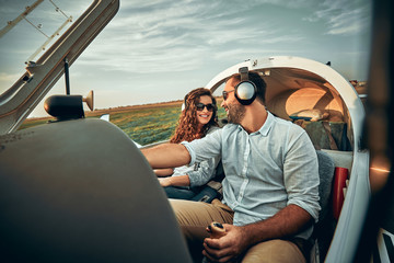 Boyfriend with girlfriend prepare to take off on a vocation