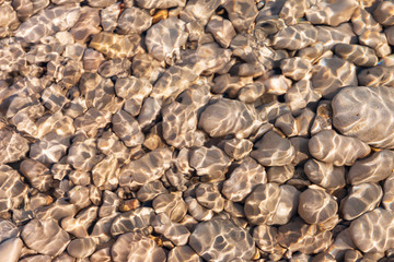 Fondo cantos rodados en el mar
