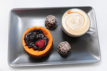 cappuccinio e dolci su vassoio