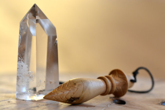 Pendule radiesth&eacute;sie avec un cristal de roche transparent