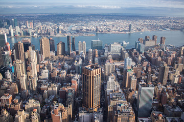 Obraz premium Budynki Nowego Jorku z błękitnym niebem z nieba
