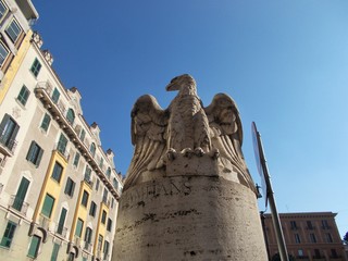 Piazza del Viminale, rzeźba orła na marmurowym cokole. Roma.