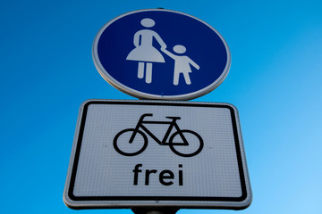 Street sign for pedestrians with bicycle Text 