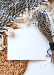 Leeres weißes Blatt. Aquarell-Notizbuchpapier für Desing, Mockup. Rustikaler Stil © Yulyja Belova