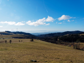 Obraz premium Von oben auf rohrenkopf in Gersbach im Berg. Hohe Möhr, Schweizer Jura und Alpen mit weitere Aussichtspunkte wie Hotzenwald, Dreiländereck Deutschland-Frankreich-Schweiz zu sehen