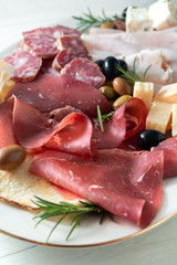 Piatto di bresaola, salame, parmigiano e gorgonzola, Cibi Italiani