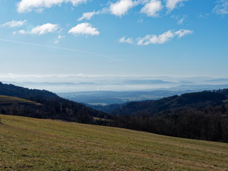 Von oben auf rohrenkopf in Gersbach im Berg. Hohe Möhr, Schweizer Jura und Alpen mit weitere Aussichtspunkte wie Hotzenwald, Dreiländereck Deutschland-Frankreich-Schweiz zu sehen