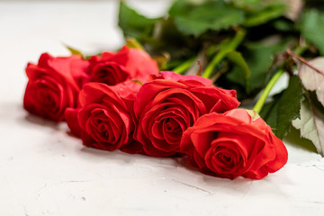 Naklejka premium Mother's Day, Women's Day, Valentine's Day or Birthday on a pink background. Roses and box packaging. Congratulatory banner, card.