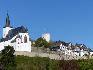 Fototapeta na wymiar Blick auf Reifferscheid in der Eifel mit Kirche, Häusern und Burgturm