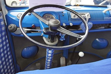 Transporter mit blauer Innenausstattung